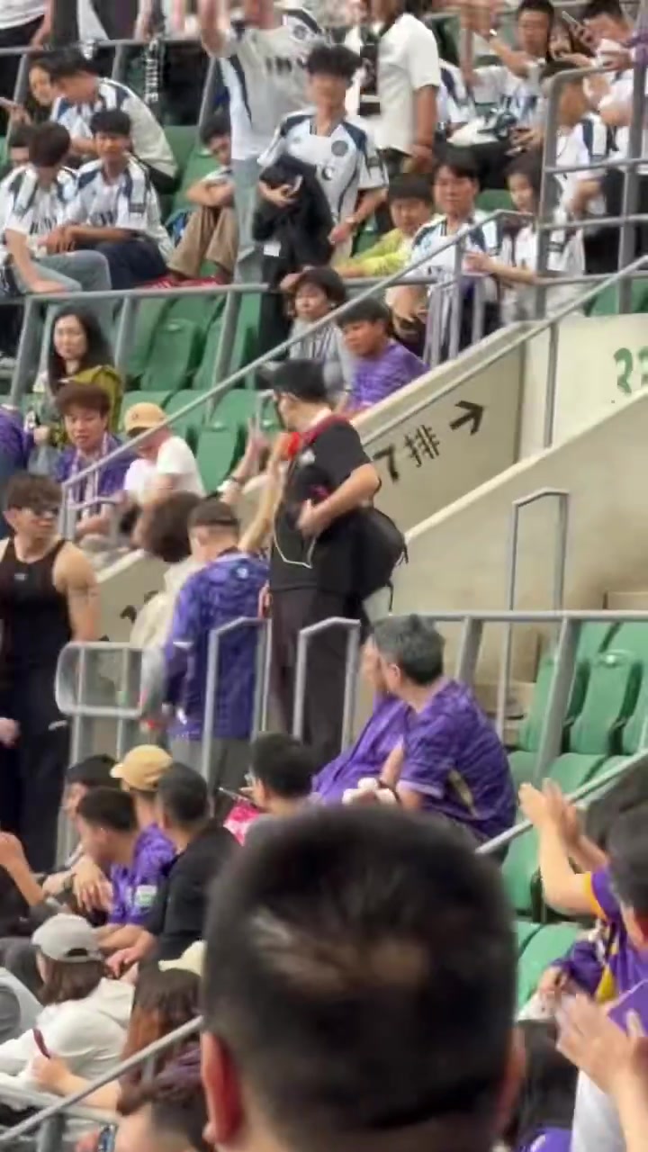 开云官网-离谱！记者晒视频：有山东球迷进入津门虎球迷区，被轰走后还挑衅